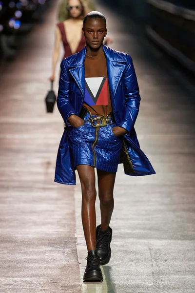 Look 10
